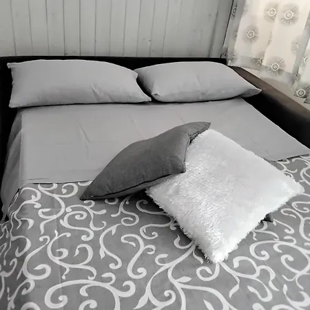 Single Nearby The Апартаменты Джардини-Наксос