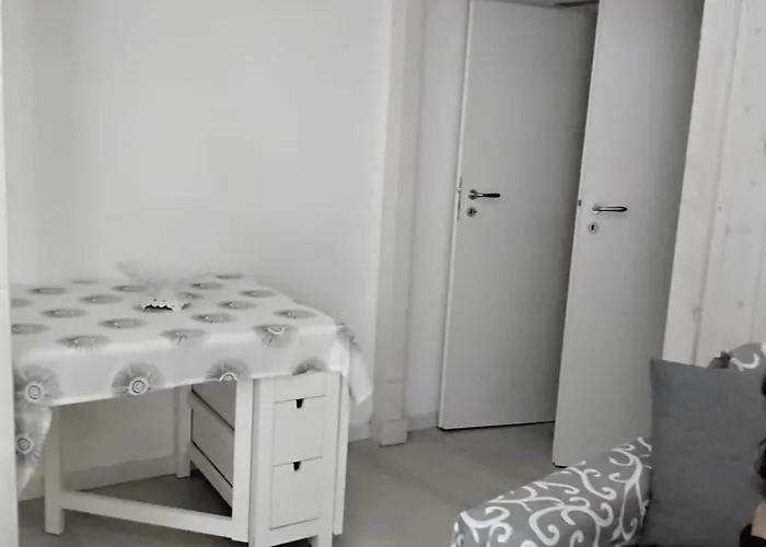 Single Nearby The Apartment *