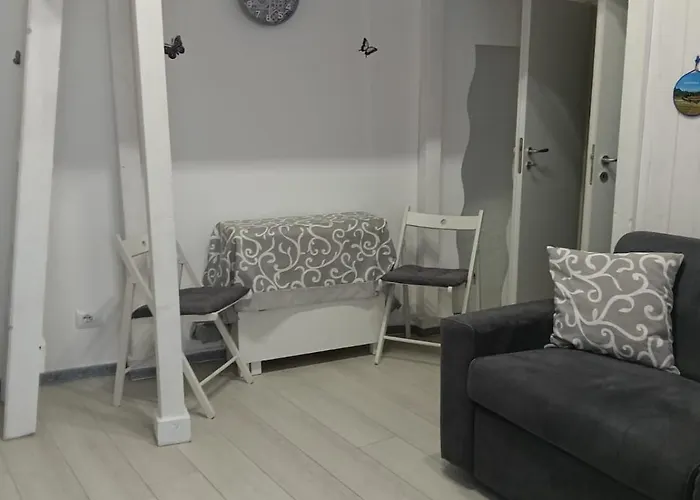 Single Nearby The Apartment *